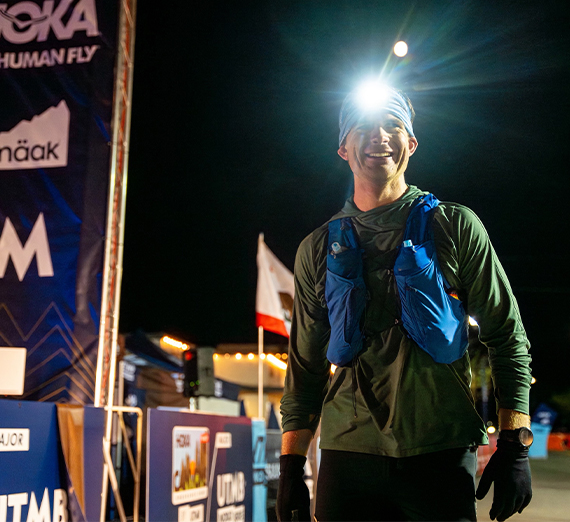 Deux femmes et deux hommes se tiennent sur des escaliers